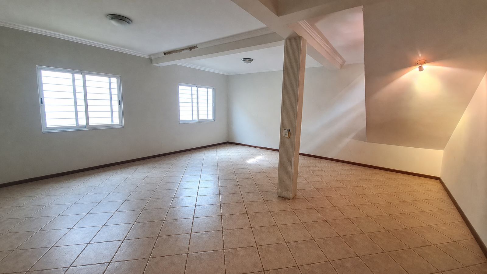 Sala sem móveis — primeiro ângulo