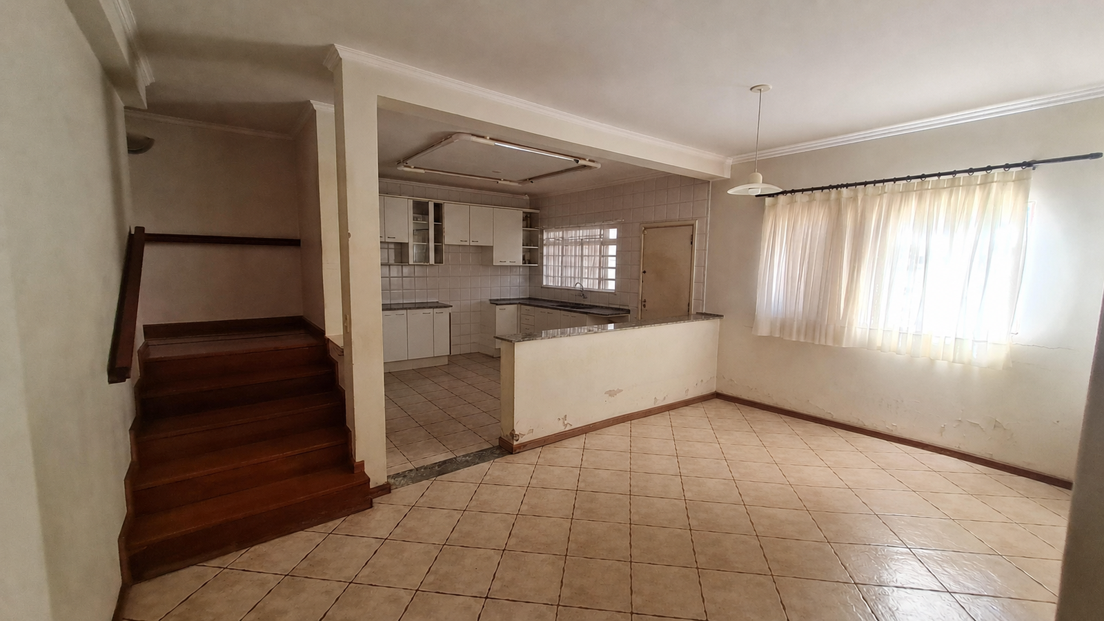 Sala de jantar e cozinha sem itens móveis